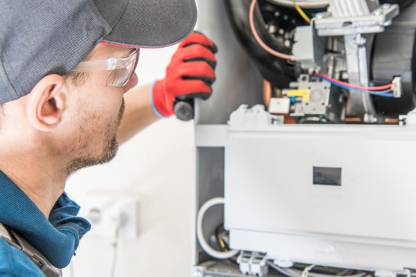 Técnicos Manaut empleando recambios originales