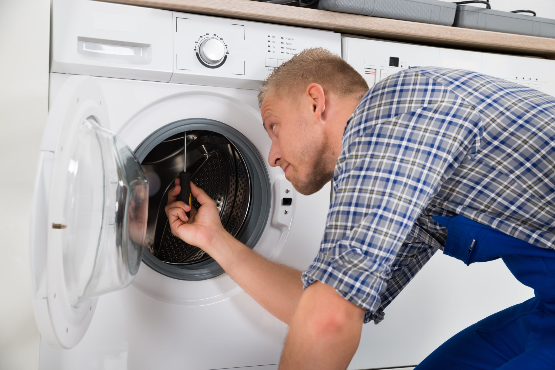 Foto de técnico reparando un Frigorífico Corberó