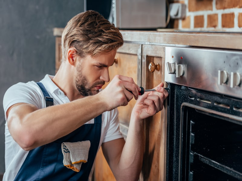 técnico reparando Horno Corberó.