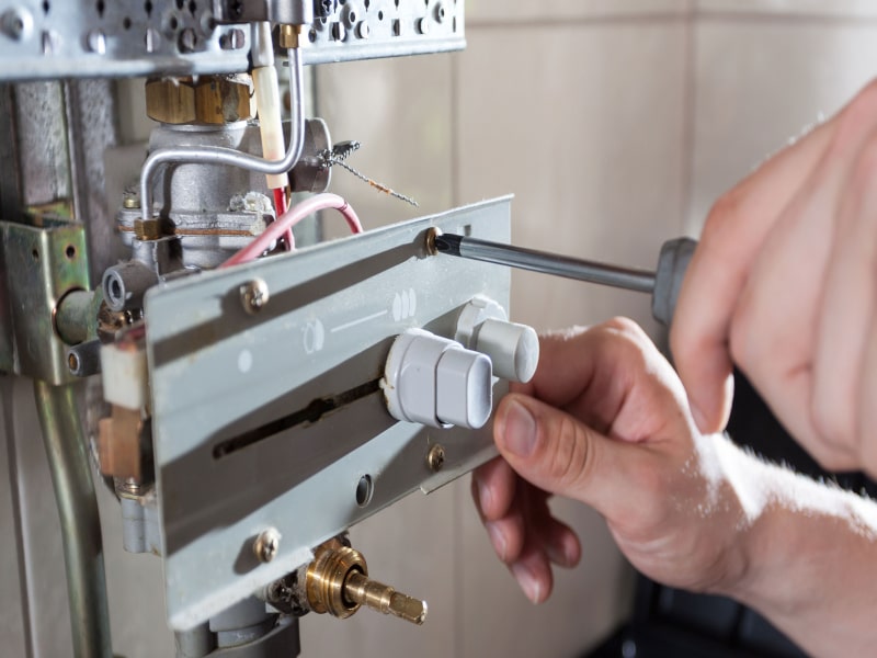 técnico reparando Acumulador Corberó.